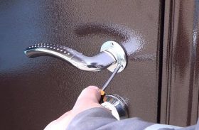 Замена дверной ручки металлической двери в Кемерово